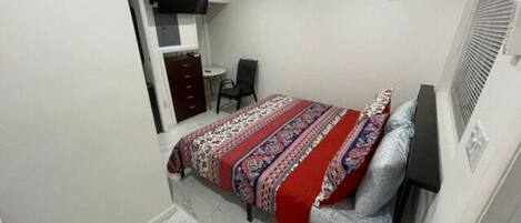 1 sovrum, värdeförvaringsskåp på rummet och skrivbord