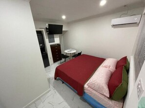 1 bedroom, in-room safe, desk, iron/ironing board - Studio D - Queen Room (Chippingham)