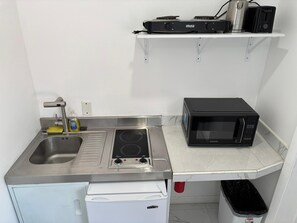 Réfrigérateur, micro-ondes, plaque de cuisson, bouilloire électrique
