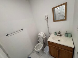 Shower, hair dryer, towels, soap - Studio D - Queen Room (Chippingham)