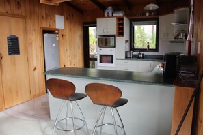 Fridge, microwave, oven, stovetop - The Log cabin resort (Hatfields Beach)