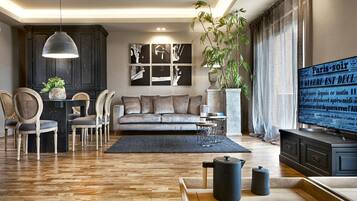 Villa, 5 Bedrooms | 5 bedrooms, down comforters, desk, laptop workspace