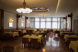 2 restaurants, dinner served - Komfort Hotel Platán (Harkany)