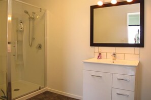 Dusche, Handtücher, Seife, Toilettenpapier