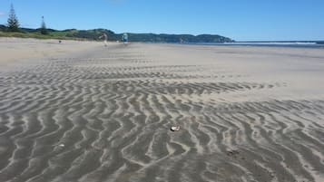 Ligstoelen aan het strand, strandlakens