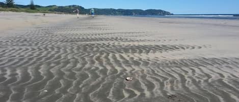 Ligstoelen aan het strand, strandlakens