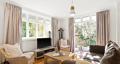 Milton Manors - 101 Pet Friendly House on the Hill