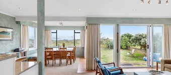 La Casa de la Playa - Beachfront Waikanae Home