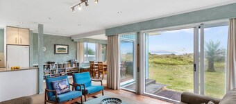 La Casa de la Playa - Beachfront Waikanae Home