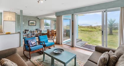 La Casa de la Playa - Beachfront Waikanae Home