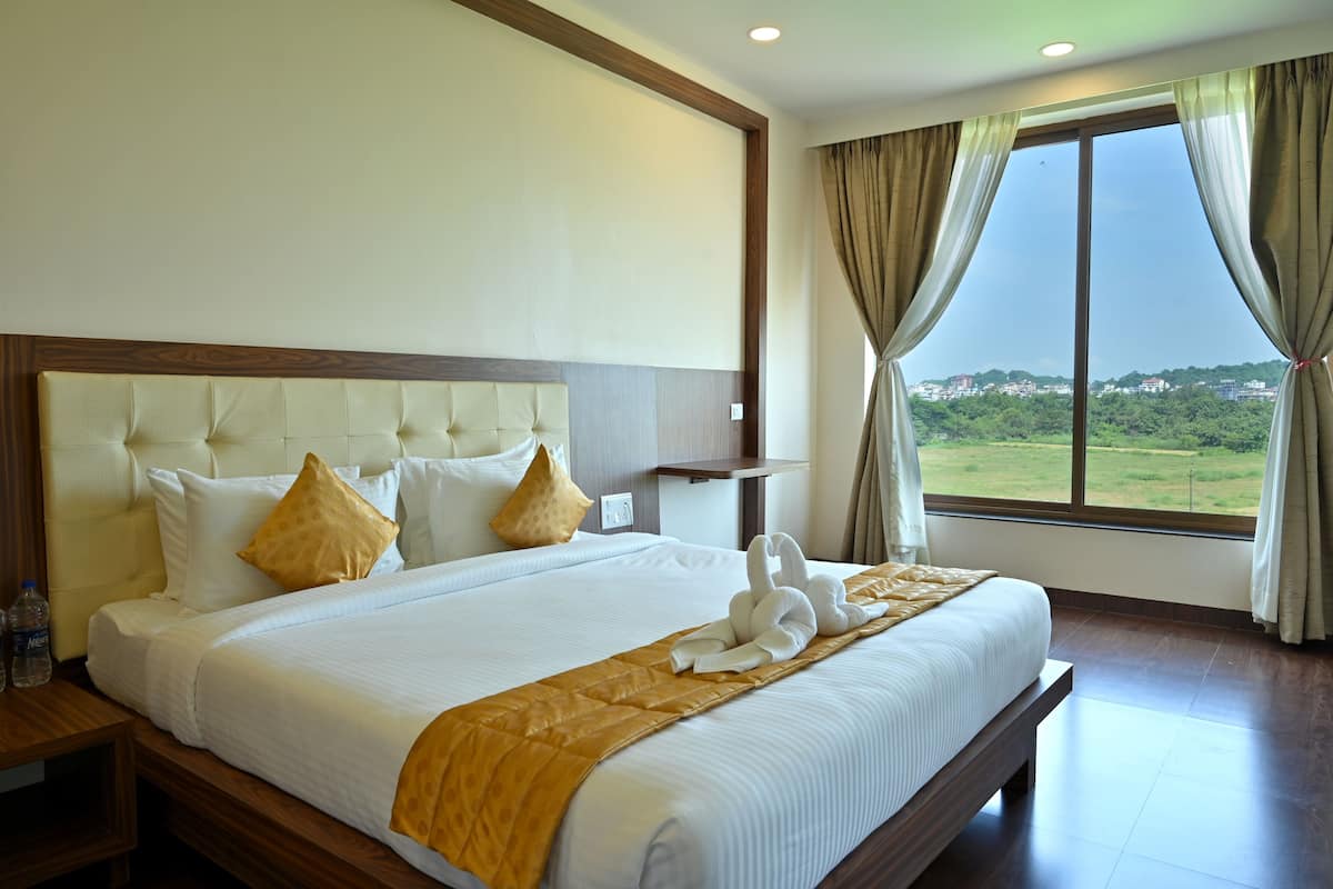 Suite Room | Premium bedding, in-room safe, desk, soundproofing