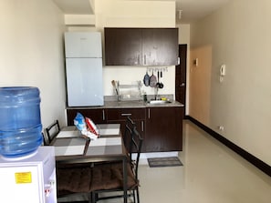 Kühlschrank, Mikrowelle, Herdplatte, Wasserkocher mit Kaffee-/Teezubehör