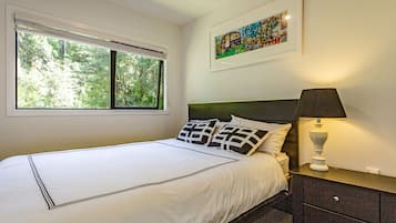 2 bedrooms, iron/ironing board, WiFi