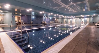 King David Residence: Spacious 6BR Apartment with Pool & Gym