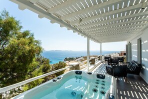 Outdoor spa tub - Jenny by The Pearls Collection (Mykonos)