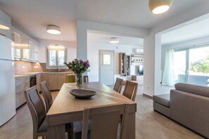 Villa, 3 chambres | Restauration dans la chambre