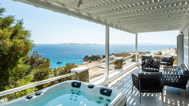 Outdoor spa tub - Jenny by The Pearls Collection (Mykonos)
