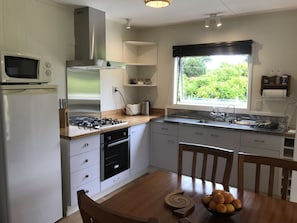 Fridge, microwave, oven, stovetop - FishMore Cottage on an organic citrus orchard (Kerikeri)