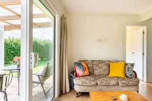 Smart TV, DVD player, books, video library - FishMore Cottage on an organic citrus orchard (Kerikeri)