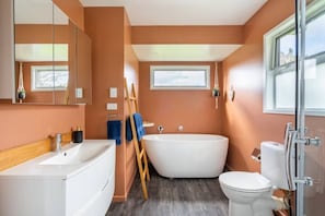 Bathtub, hair dryer, towels, soap - FishMore Cottage on an organic citrus orchard (Kerikeri)