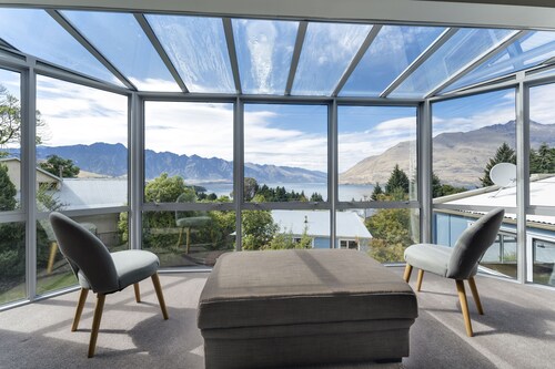 Perfect for 2-9 Guests with Fantastic Views! Thompson Street Twin C