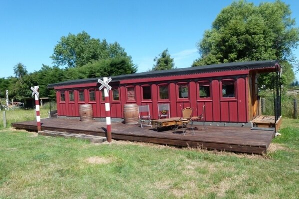 Outdoor dining - 1889 Wooden Train Carriage - Wacky Stays - six unique properties in Kaikoura (Kaikoura Township)