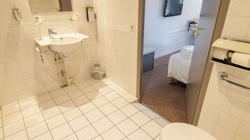 Ein modernes Badezimmer mit Waschbecken, Spiegel und Toilette in Weiß.