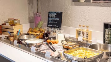 Sarapan prasmanan setiap hari (EUR 12.5 per orang)