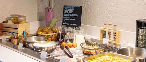 Daily buffet breakfast (EUR 12.5 per person)