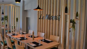 점심 식사 및 저녁 식사 제공