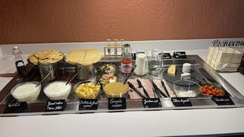 Un buffet proposant une variété de plats et d’accompagnements.