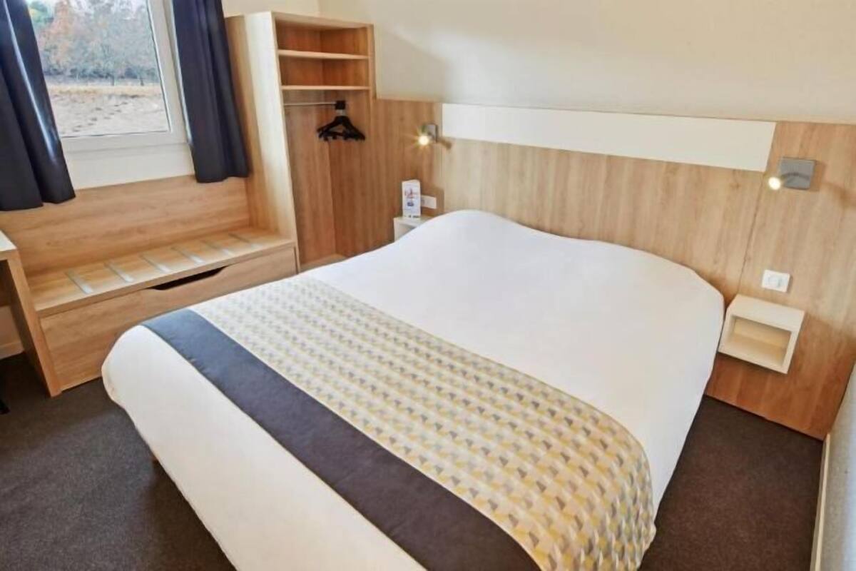 Desk, blackout curtains, soundproofing, free WiFi