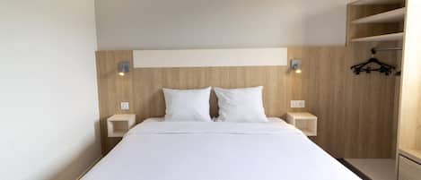 Escritorio, cortinas blackout, sistema de insonorización y wifi gratis