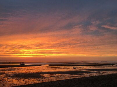 PRECIOS ESPECIALES DE FIN DE VERANO! AMPLIA Y PRIVADA CASA DE 6 HABITACIONES CERCA DEL OCÉANO