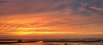 SÄRSKILT SLUT AV SOMMAR PRISER! Rymlig och privat 6 sovrum hemma nära havet