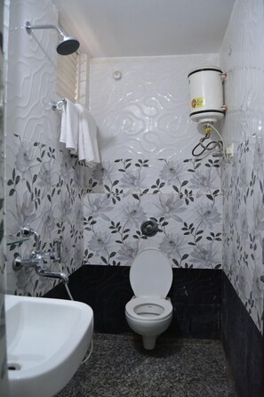 Shower, free toiletries