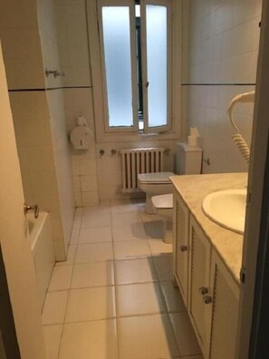 Kamar Double, kamar mandi pribadi | Kamar mandi | Pengering rambut, handuk, sabun, dan sampo