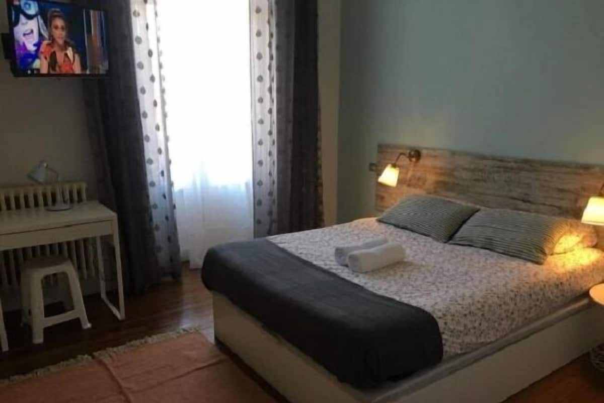 Chambre Double, salle de bains privée | 1 chambre, bureau, Wi-Fi gratuit, draps fournis