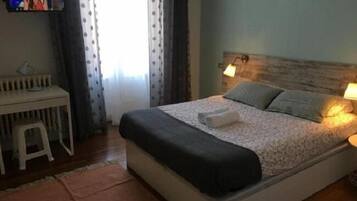 Habitación doble, baño privado | 1 dormitorio, escritorio, wifi gratis y ropa de cama