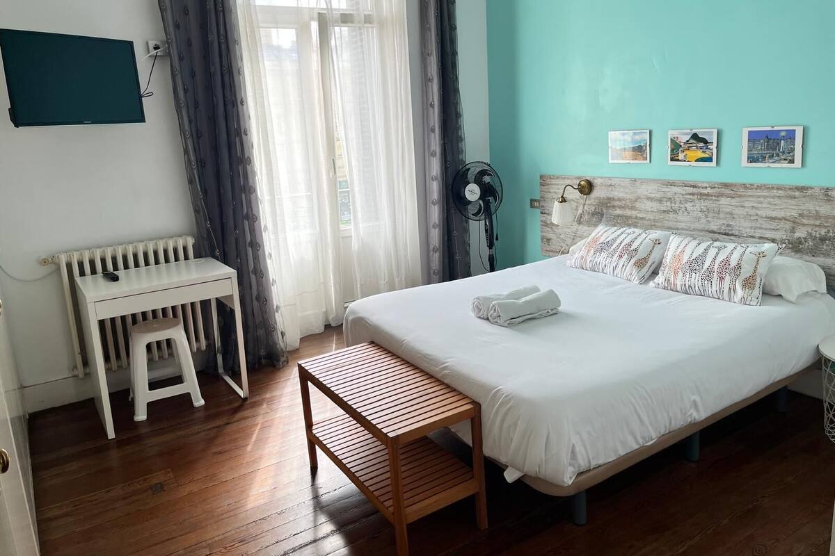 Double Room, Private Bathroom | 1 bedroom, desk, WiFi (free), bed sheets