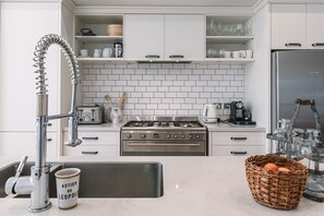 Fridge, microwave, oven, stovetop - Villa 142 - Luxurious and Centrally Located (Cambridge)