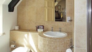 تجهيزات دش، مستلزمات مجانية للعناية الشخصية، مجففات شعر، مناشف