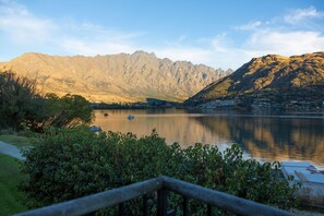 Property grounds - Marina 2 Bdrm Apartment with Views (Frankton)