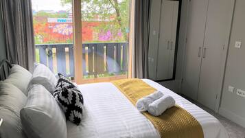 Exclusive Townhome, 4 Bedrooms | 4 bedrooms, hypo-allergenic bedding, desk, laptop workspace