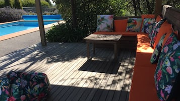 Una piscina al aire libre