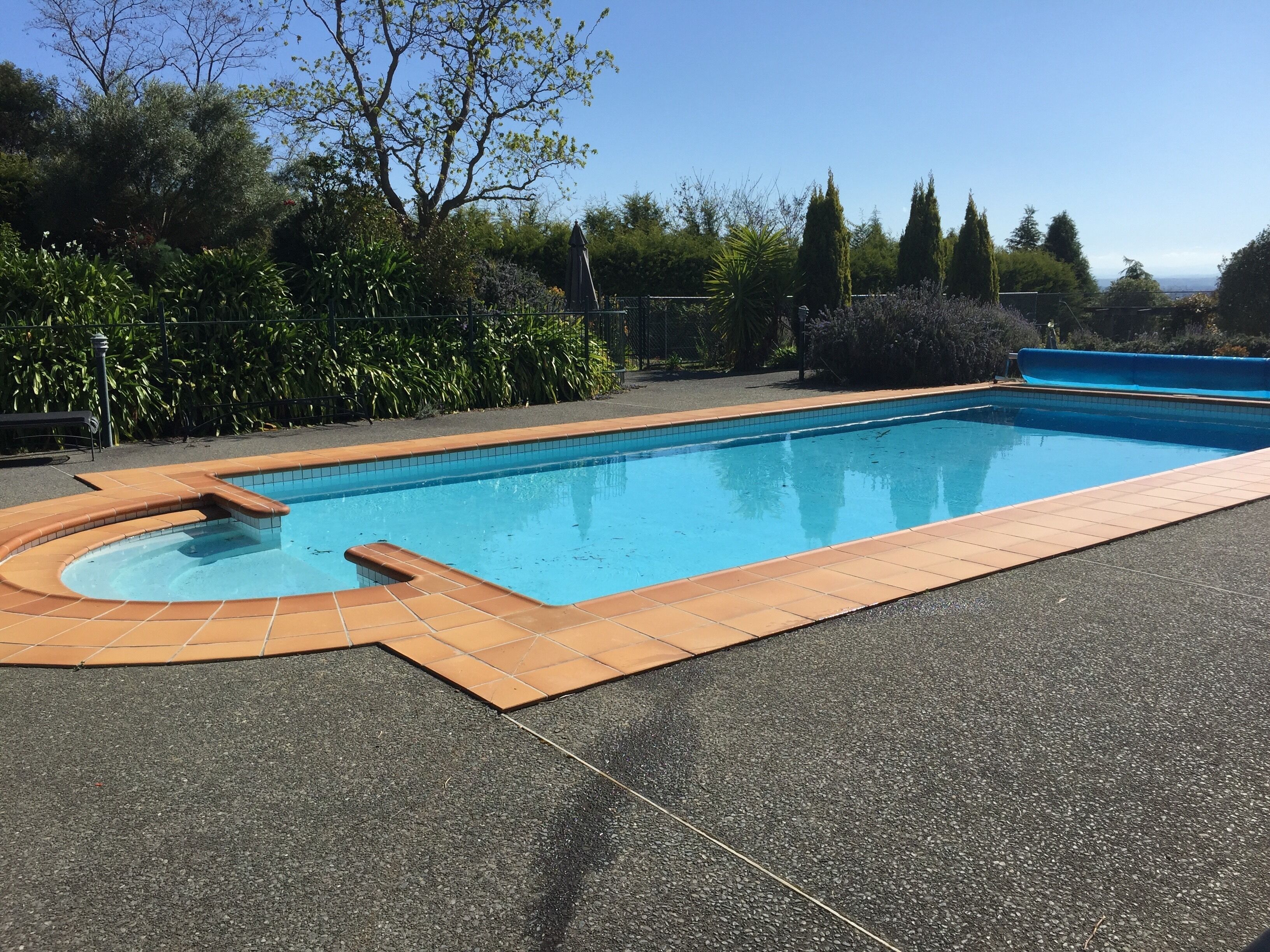 Una piscina al aire libre