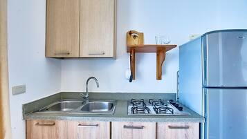 Kylskåp, kaffe- och tebryggare och grytor/köksredskap