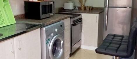 Kylskåp, mikrovågsugn, ugn och spishäll