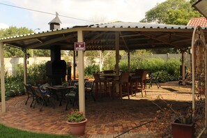 Una piscina al aire libre de temporada