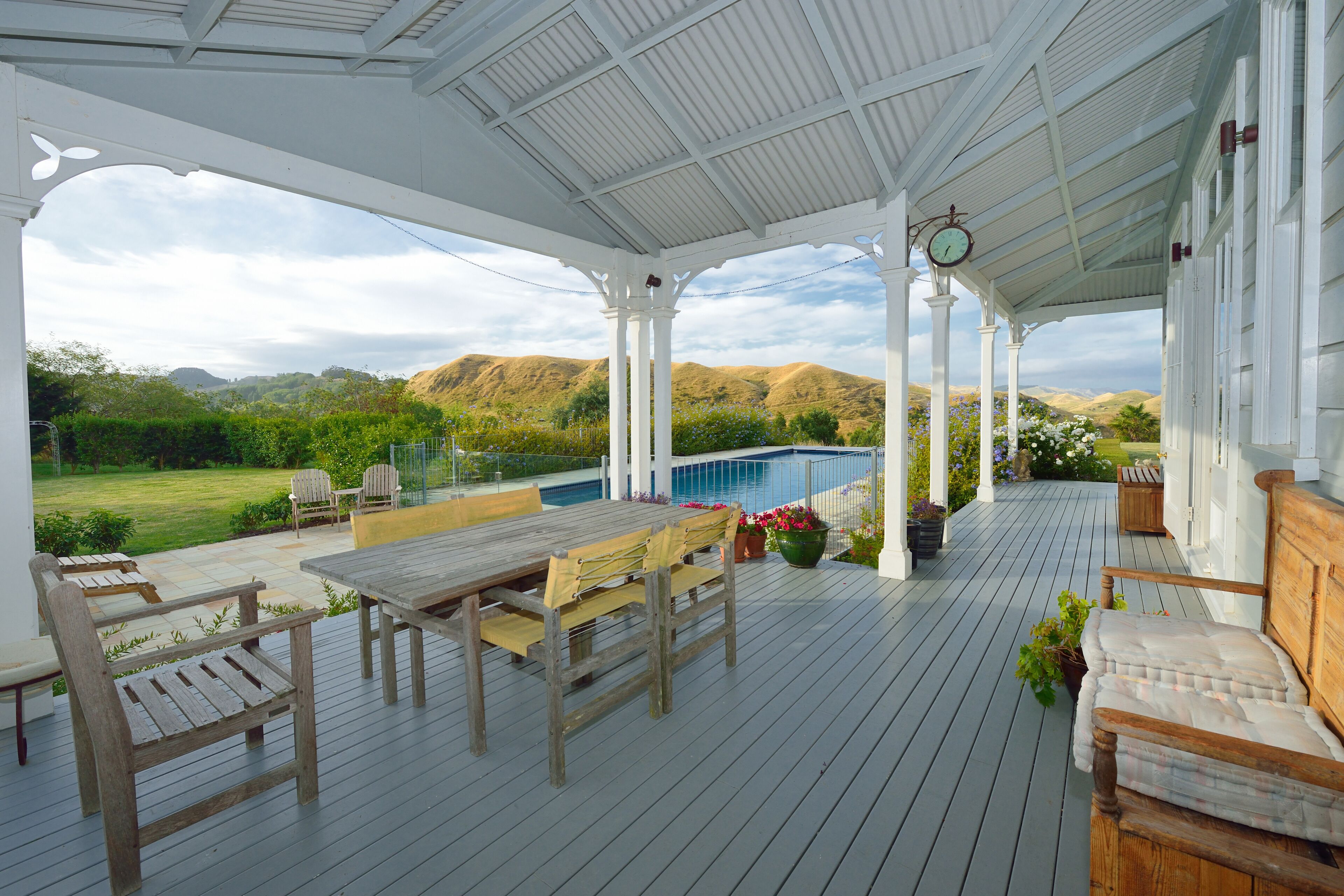 Cape South homestead veranda & pool
